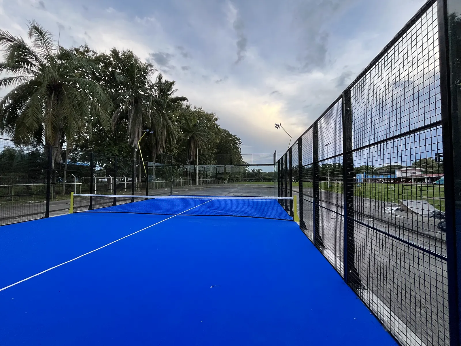 Fondo de vidrio templado de la cancha de pádel de Club de Pádel Puerto Boyacá en Puerto Boyacá