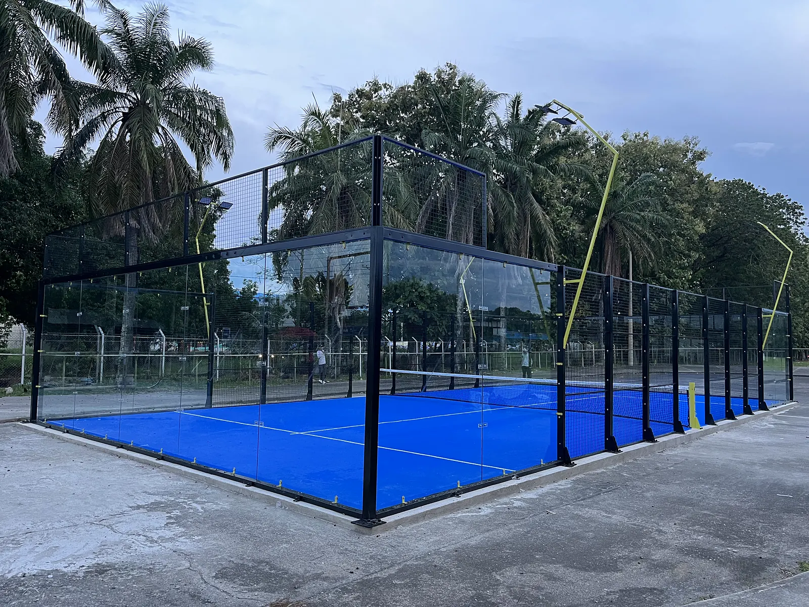 Muro de vidrio templado de la cancha de pádel de Club de Pádel Puerto Boyacá en Puerto Boyacá