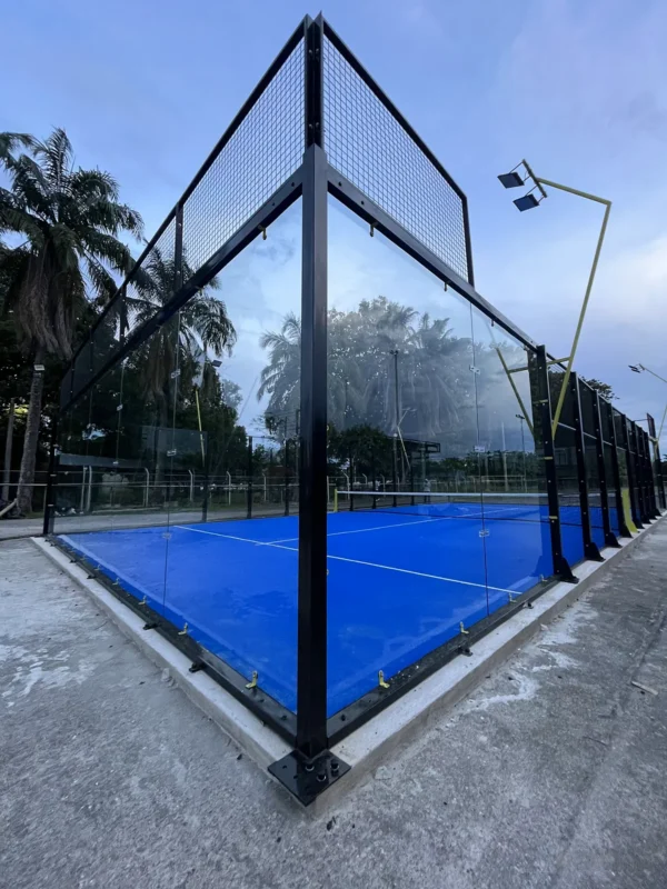 Estructura metálica y malla perimetral de la cancha de pádel de Club de Pádel Puerto Boyacá en Puerto Boyacá (2 de 2)