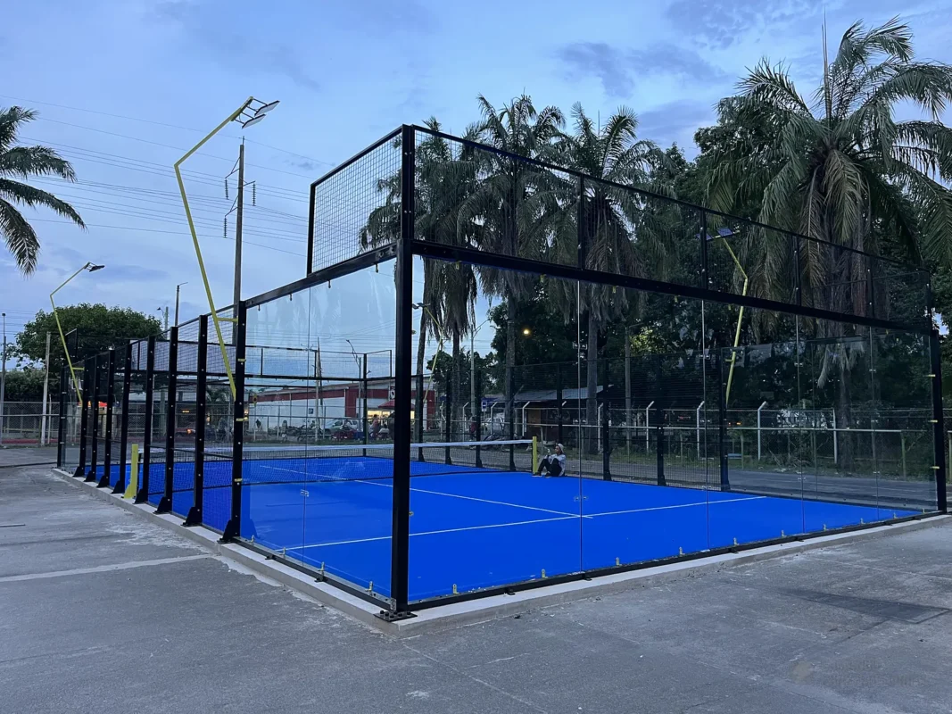 Césped sintético y líneas de juego de la cancha de pádel de Club de Pádel Puerto Boyacá en Puerto Boyacá (2 de 2)