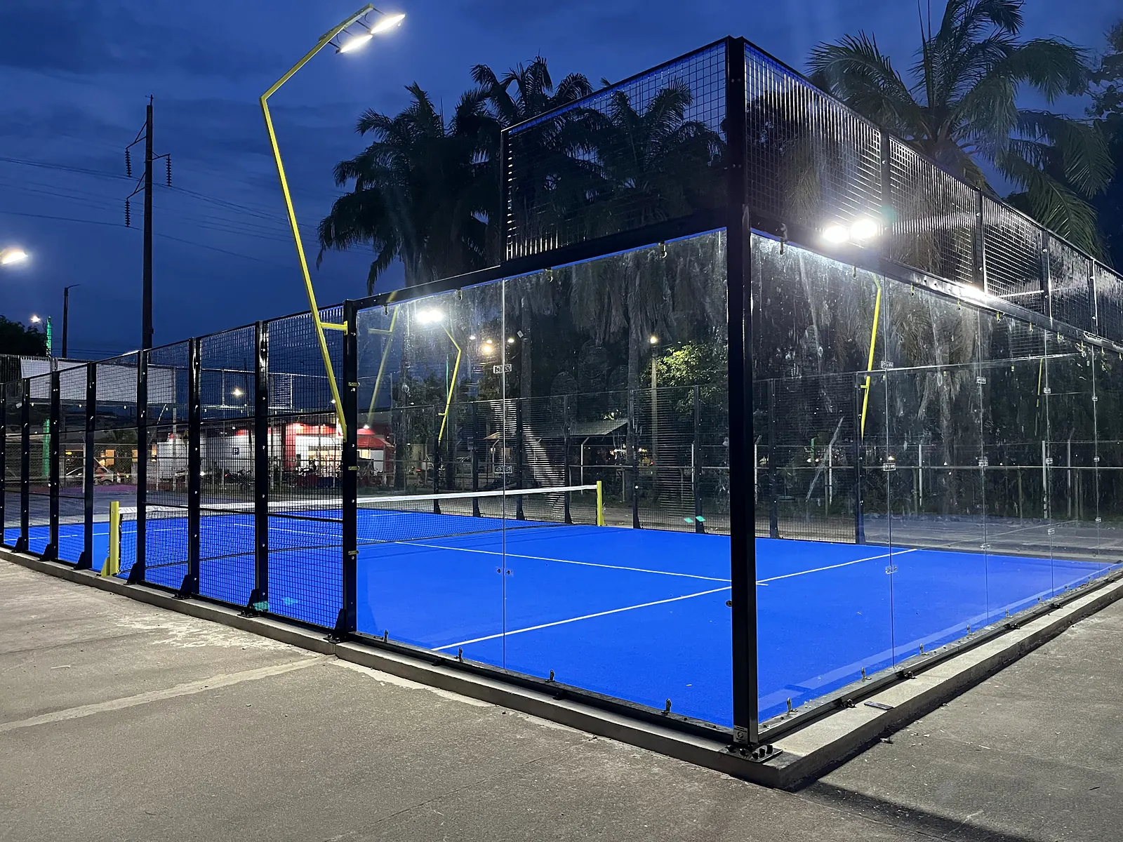 Cancha de pádel iluminada de noche de Club de Pádel Puerto Boyacá en Puerto Boyacá