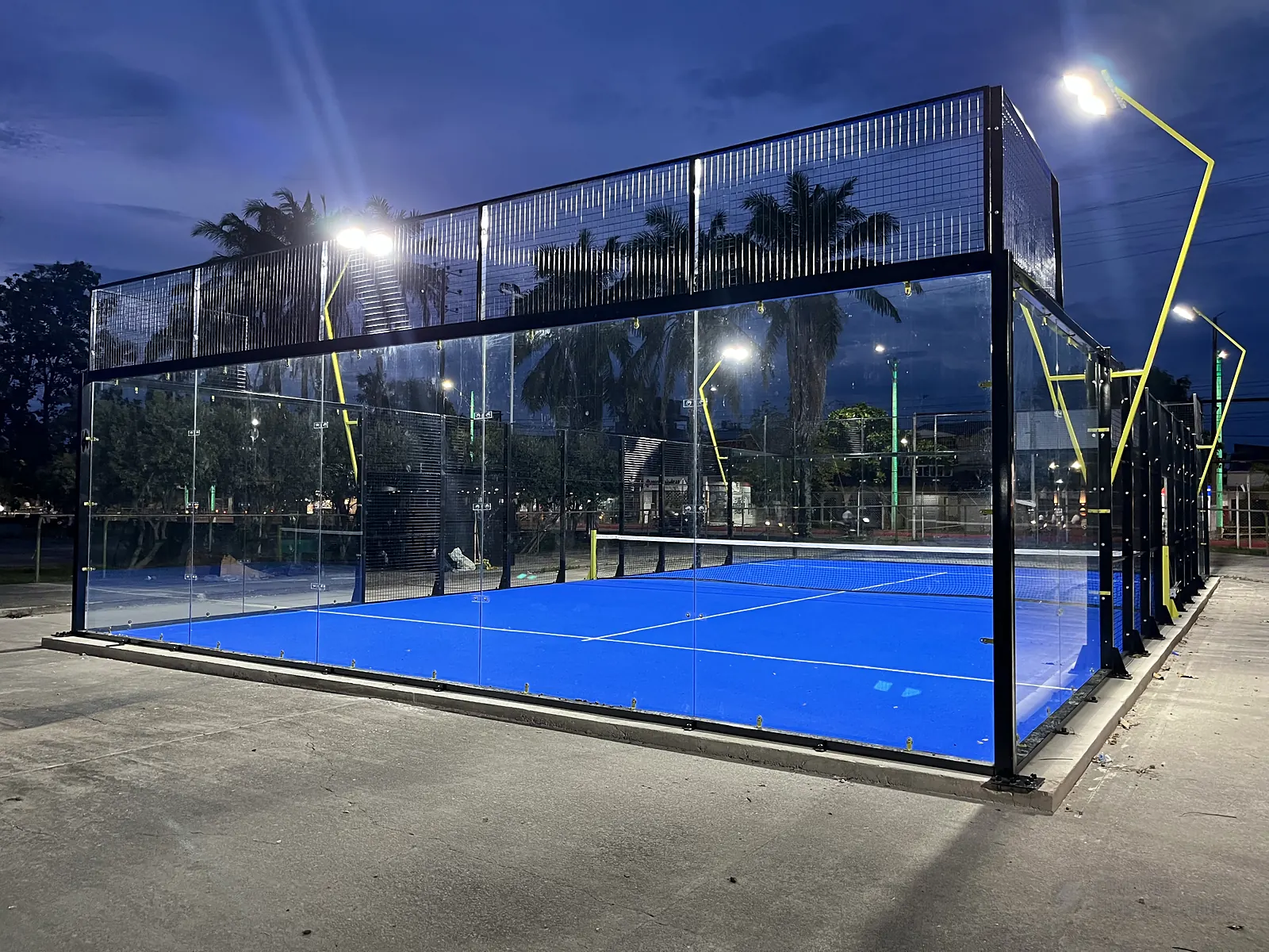 Cancha de pádel iluminada de noche de Club de Pádel Puerto Boyacá en Puerto Boyacá