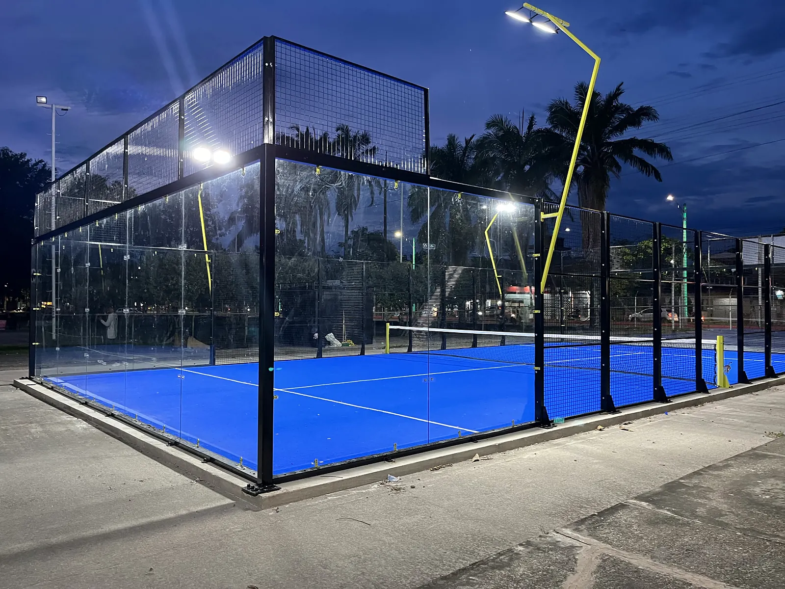Cancha de pádel iluminada de noche de Club de Pádel Puerto Boyacá en Puerto Boyacá