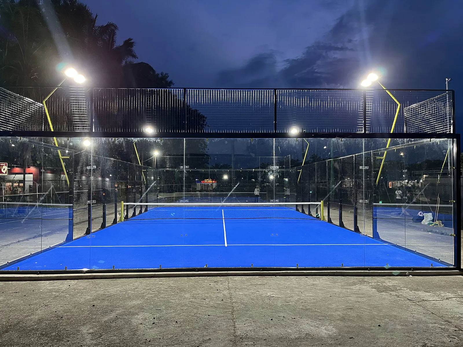 Cancha de pádel iluminada de noche de Club de Pádel Puerto Boyacá en Puerto Boyacá