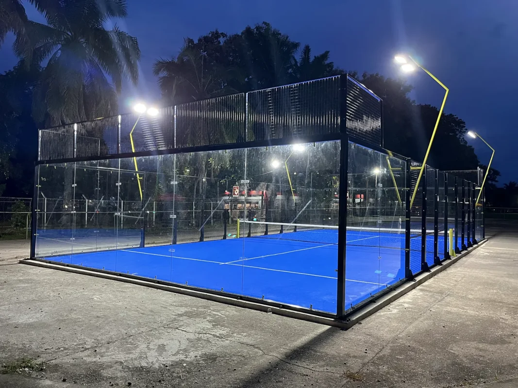 Cancha de pádel iluminada de noche de Club de Pádel Puerto Boyacá en Puerto Boyacá (5 de 9)