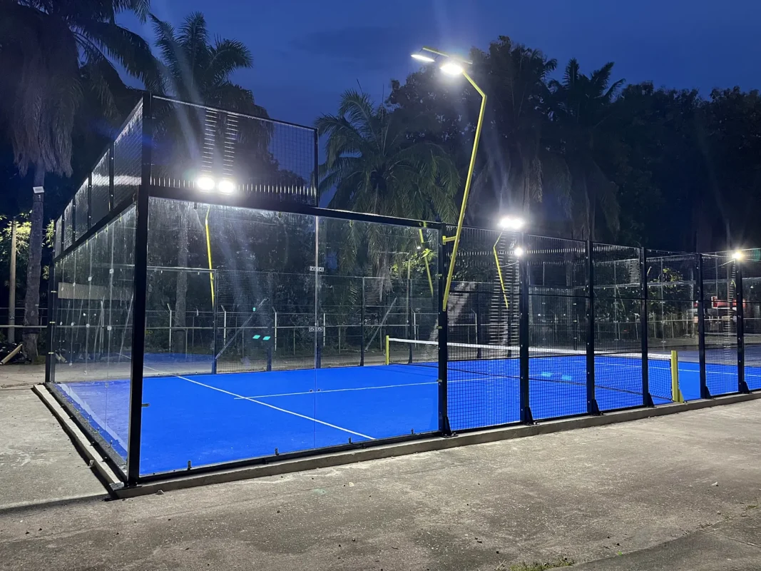 Cancha de pádel iluminada de noche de Club de Pádel Puerto Boyacá en Puerto Boyacá (6 de 9)