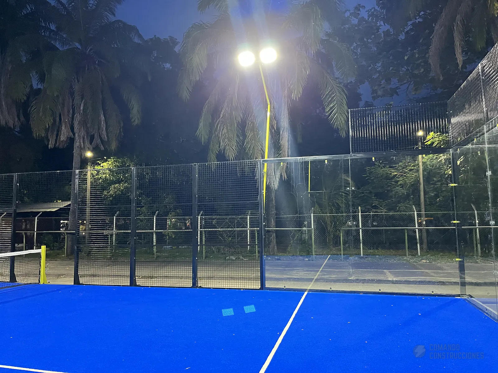 Cancha de pádel iluminada de noche de Club de Pádel Puerto Boyacá en Puerto Boyacá