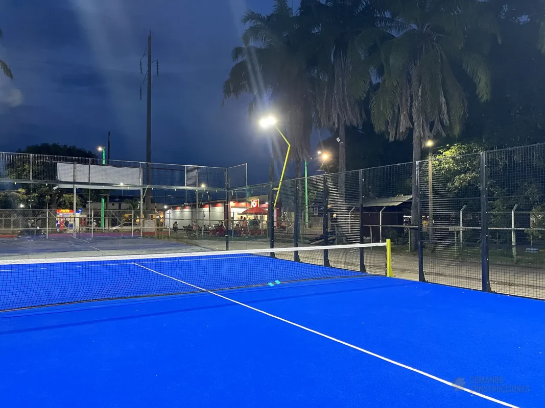 Cancha de pádel iluminada de noche de Club de Pádel Puerto Boyacá en Puerto Boyacá (8 de 9)