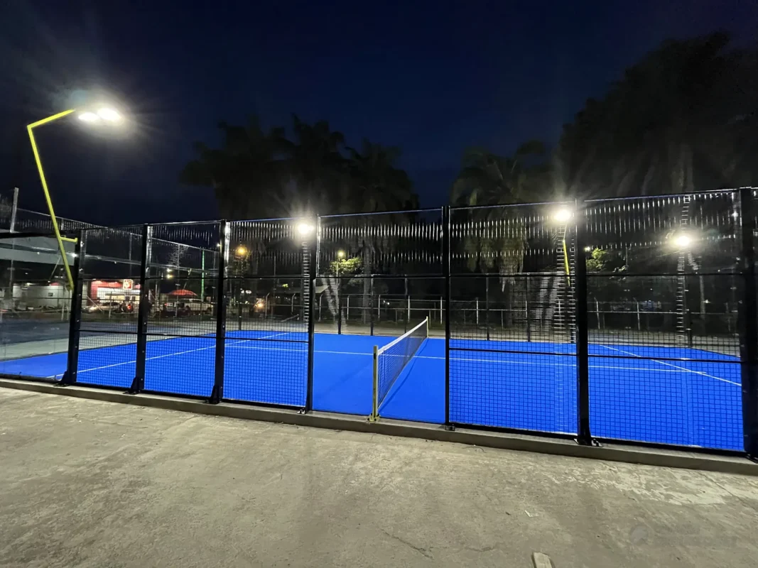 Cancha de pádel iluminada de noche de Club de Pádel Puerto Boyacá en Puerto Boyacá (9 de 9)