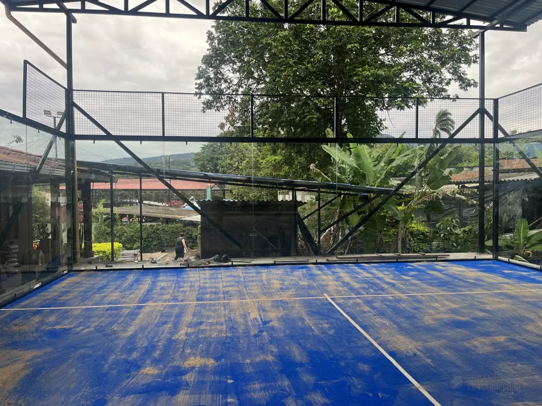Vista general de la cancha de pádel de Santiago Bernabéu Centro Recreativo y Deportivo en Mocoa (1 de 2)