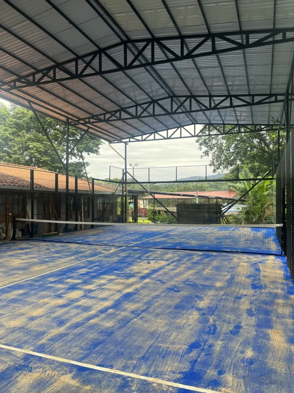 Extendido de arena de sílice en la cancha de pádel de Santiago Bernabéu Centro Recreativo y Deportivo en Mocoa (1 de 4)