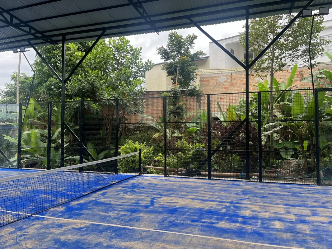Extendido de arena de sílice en la cancha de pádel de Santiago Bernabéu Centro Recreativo y Deportivo en Mocoa (4 de 4)