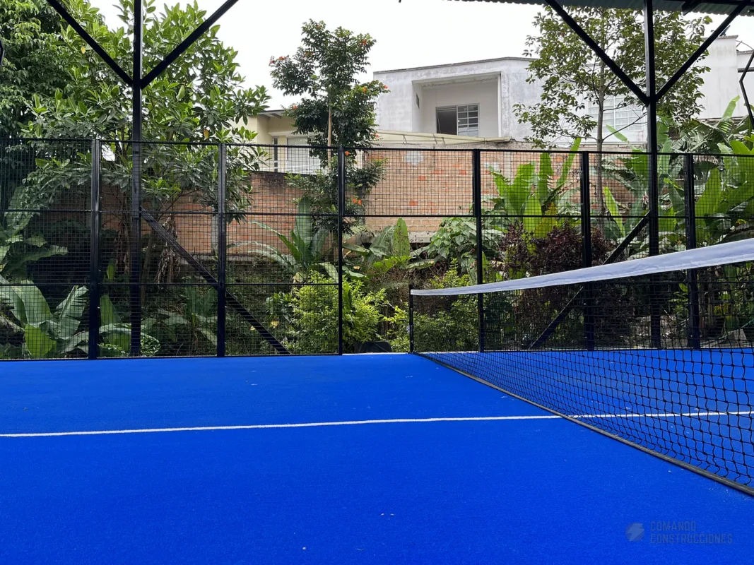 Fondo de vidrio templado de la cancha de pádel de Santiago Bernabéu Centro Recreativo y Deportivo en Mocoa