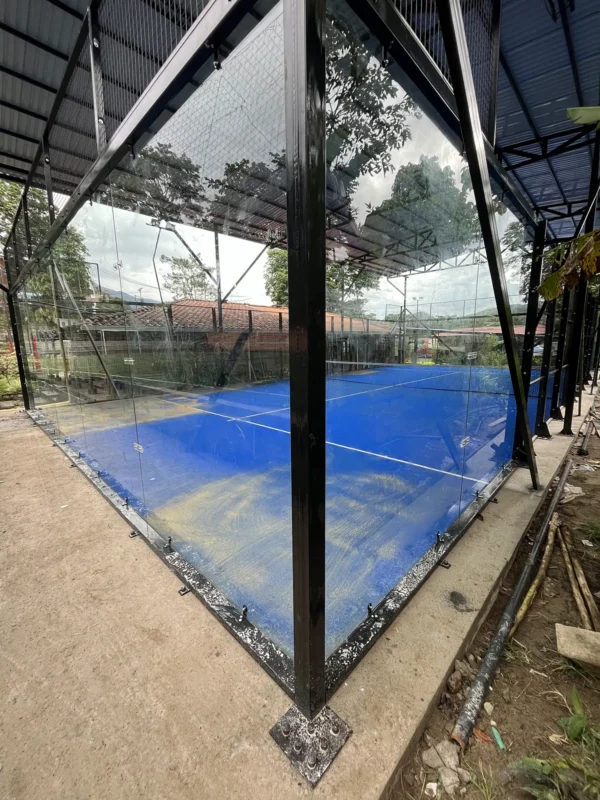 Muro de vidrio templado de la cancha de pádel de Santiago Bernabéu Centro Recreativo y Deportivo en Mocoa