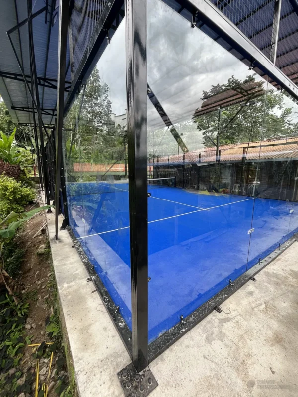 Estructura metálica y malla perimetral de la cancha de pádel de Santiago Bernabéu Centro Recreativo y Deportivo en Mocoa