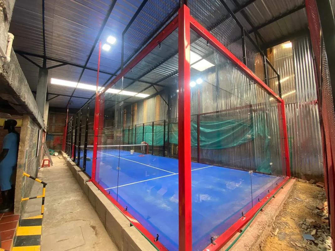 Muro de vidrio templado de la cancha de pádel de Six Sensation en Bogotá (1 de 2)