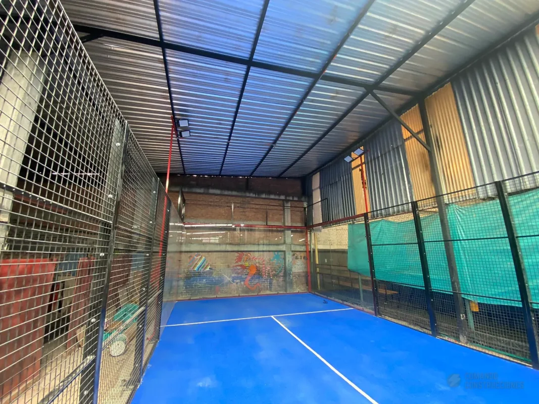 Obra de la cancha de pádel dentro de la nave de Six Sensation en Bogotá