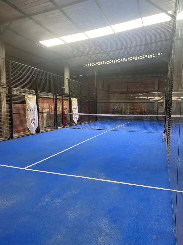 Perfilería y esquina estructural de la cancha de pádel de Six Sensation en Bogotá