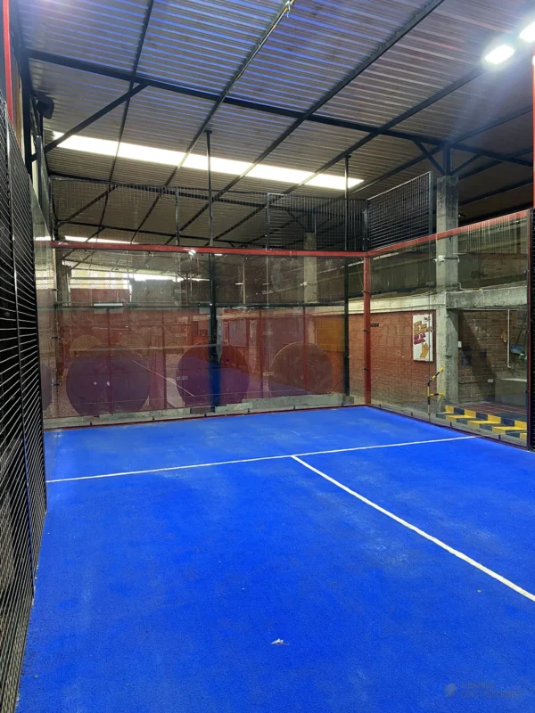 Fondo de vidrio templado de la cancha de pádel de Six Sensation en Bogotá