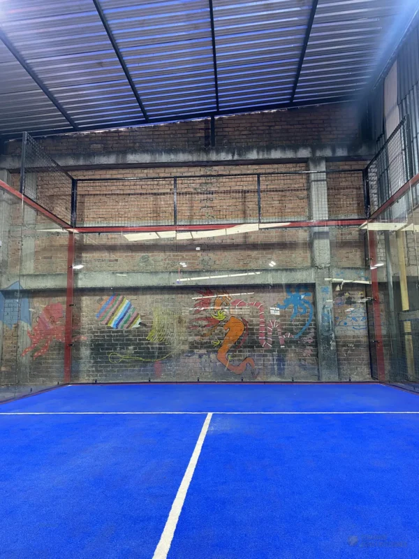Estructura metálica y malla perimetral de la cancha de pádel de Six Sensation en Bogotá