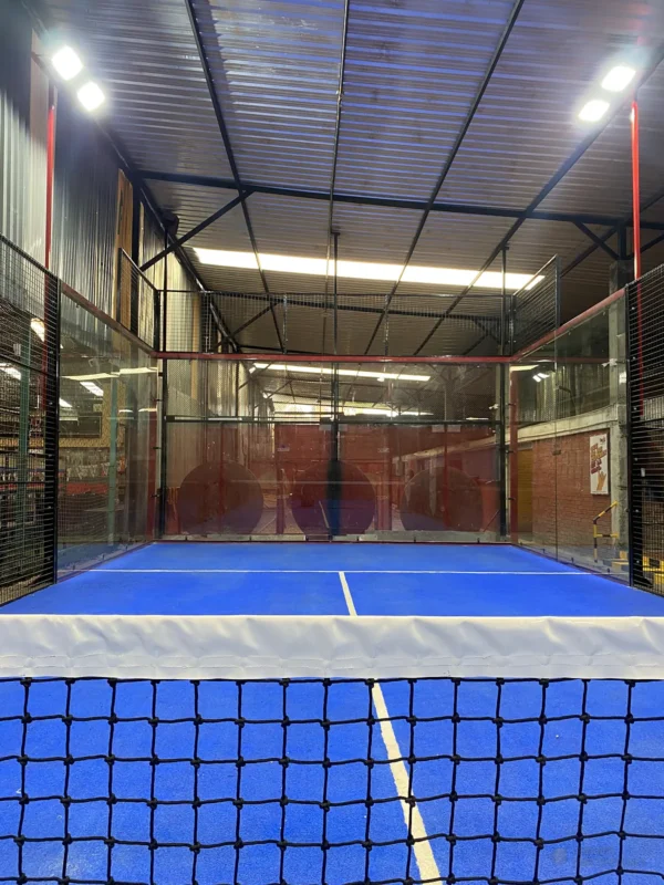 Césped sintético y líneas de juego de la cancha de pádel de Six Sensation en Bogotá