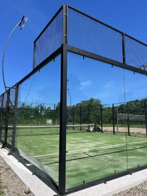 Muro de vidrio templado de la cancha de pádel de Soleo Palomino Raquet Club en Palomino (1 de 2)
