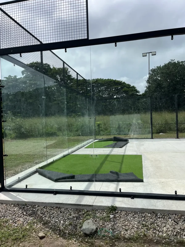 Instalación del césped de la cancha de pádel de Soleo Palomino Raquet Club en Palomino (1 de 4)