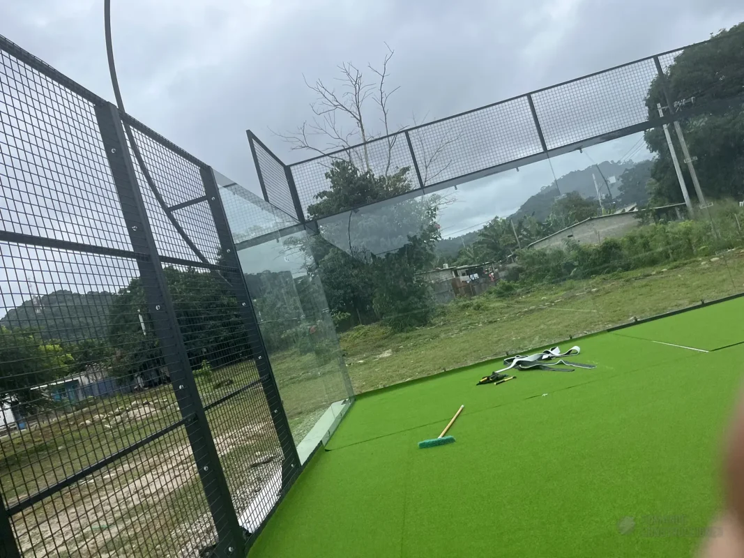 Instalación del césped de la cancha de pádel de Soleo Palomino Raquet Club en Palomino (2 de 4)