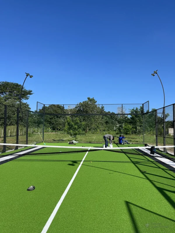Instalación del césped de la cancha de pádel de Soleo Palomino Raquet Club en Palomino (3 de 4)