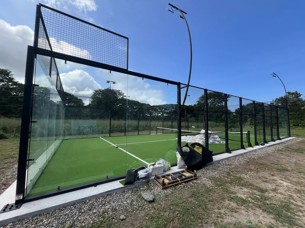 Instalación del césped de la cancha de pádel de Soleo Palomino Raquet Club en Palomino (4 de 4)