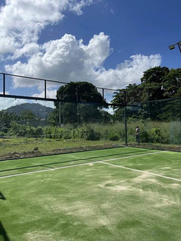 Red y postes centrales de la cancha de pádel de Soleo Palomino Raquet Club en Palomino (1 de 3)