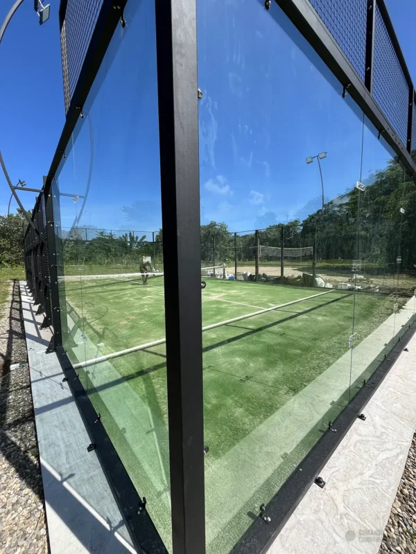 Vista en diagonal de la cancha de pádel de Soleo Palomino Raquet Club en Palomino (1 de 3)