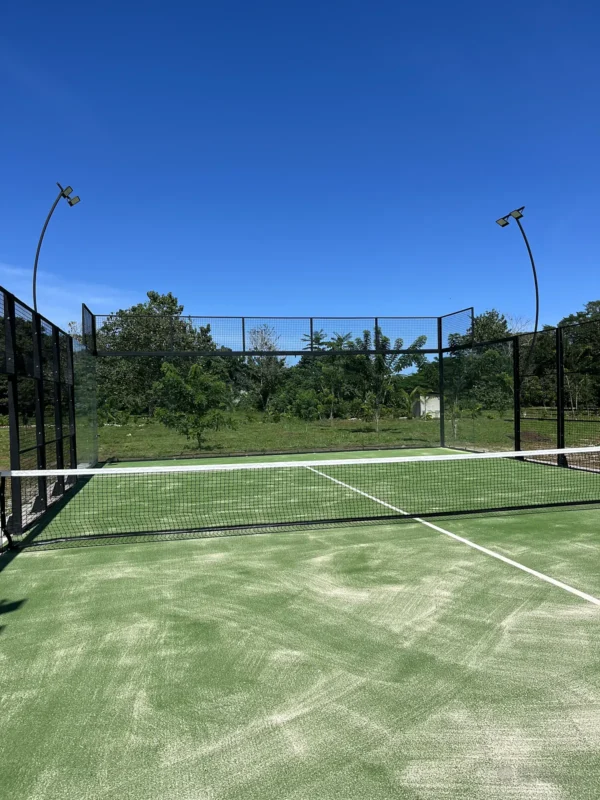 Perfilería y esquina estructural de la cancha de pádel de Soleo Palomino Raquet Club en Palomino (1 de 3)