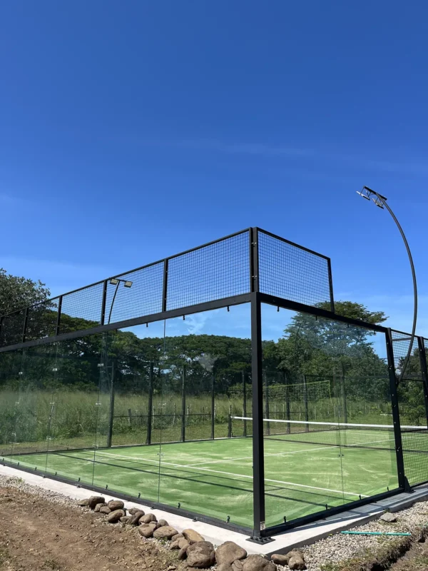 Fondo de vidrio templado de la cancha de pádel de Soleo Palomino Raquet Club en Palomino (1 de 2)