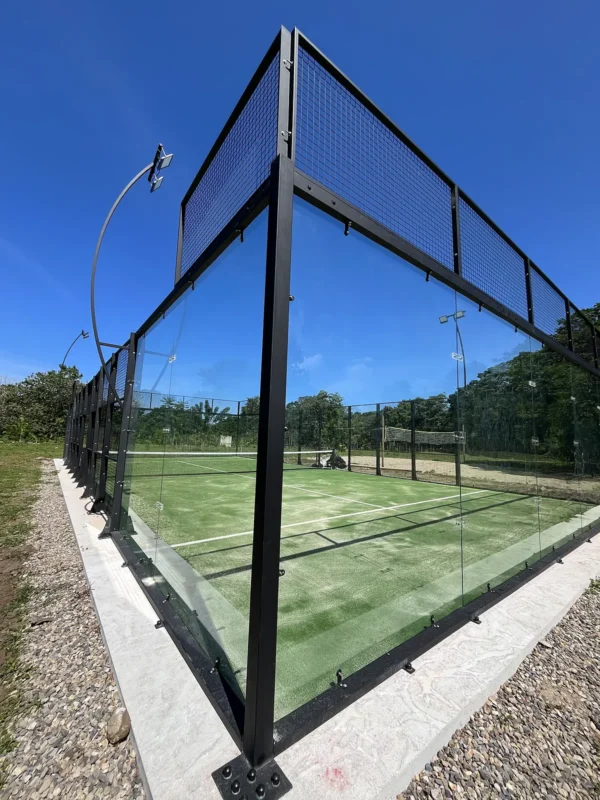 Vista general de la cancha de pádel de Soleo Palomino Raquet Club en Palomino (1 de 2)