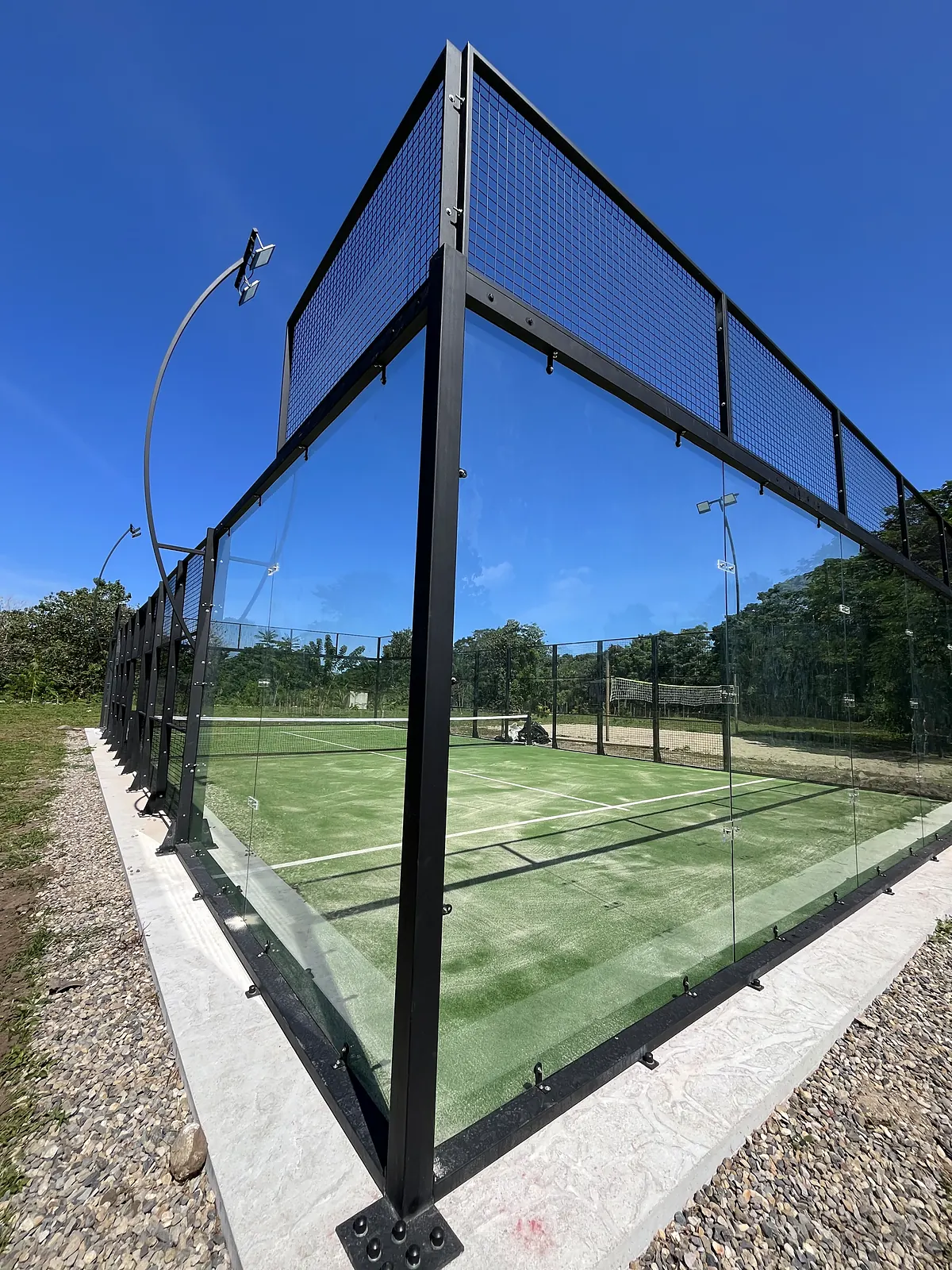 Vista general de la cancha de pádel de Soleo Palomino Raquet Club en Palomino