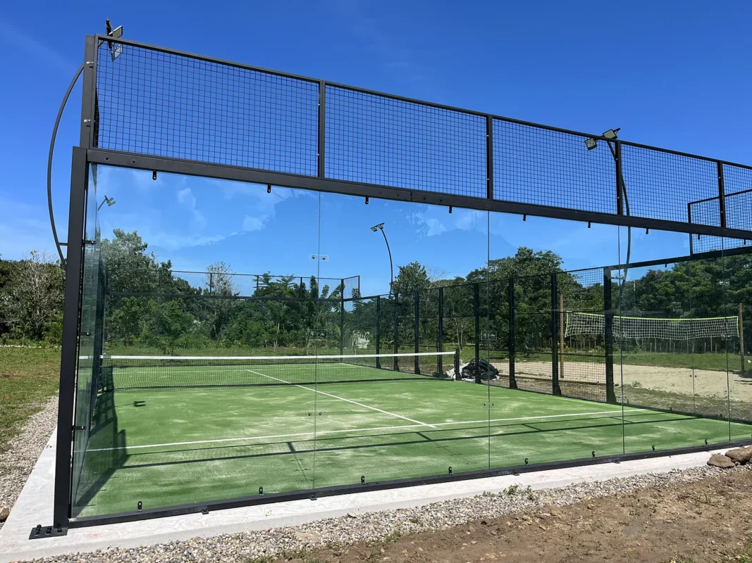 Estructura metálica y malla perimetral de la cancha de pádel de Soleo Palomino Raquet Club en Palomino (1 de 2)