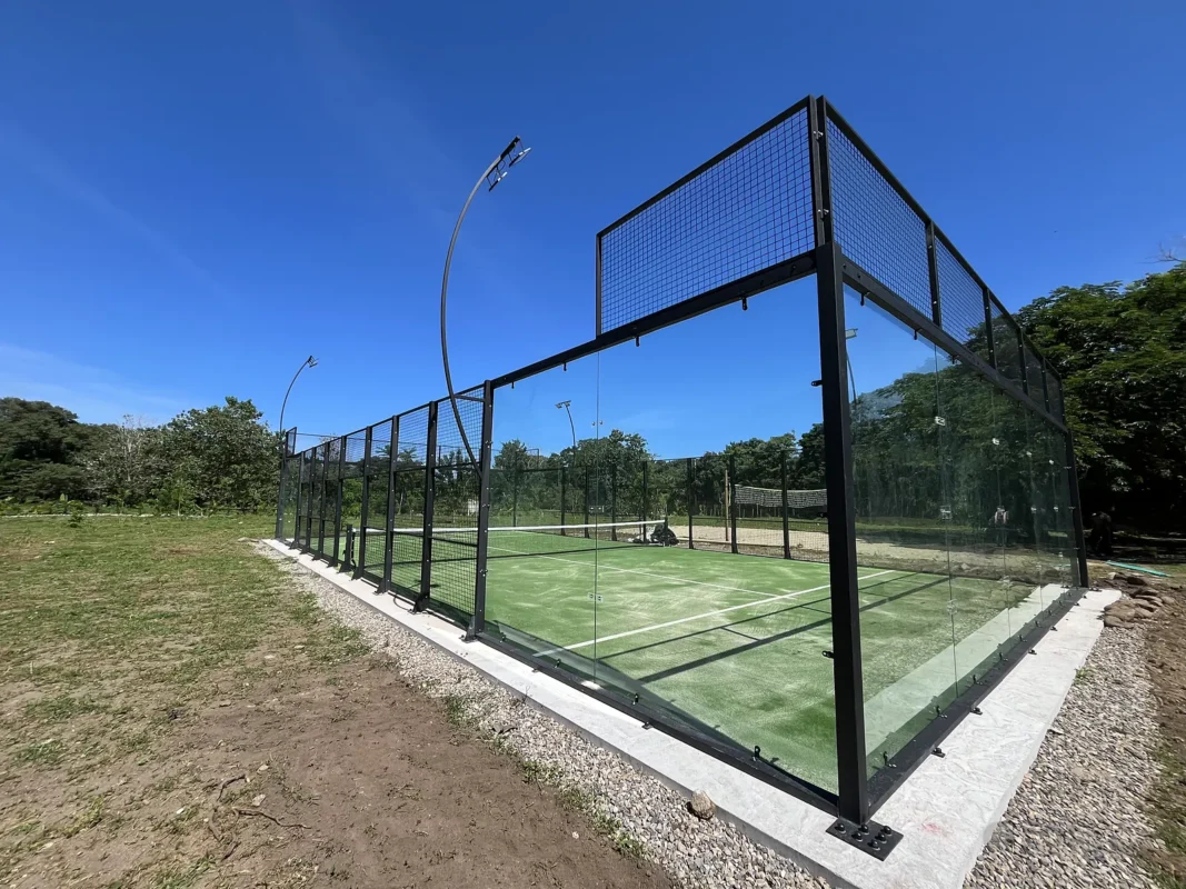 Césped sintético y líneas de juego de la cancha de pádel de Soleo Palomino Raquet Club en Palomino (1 de 2)