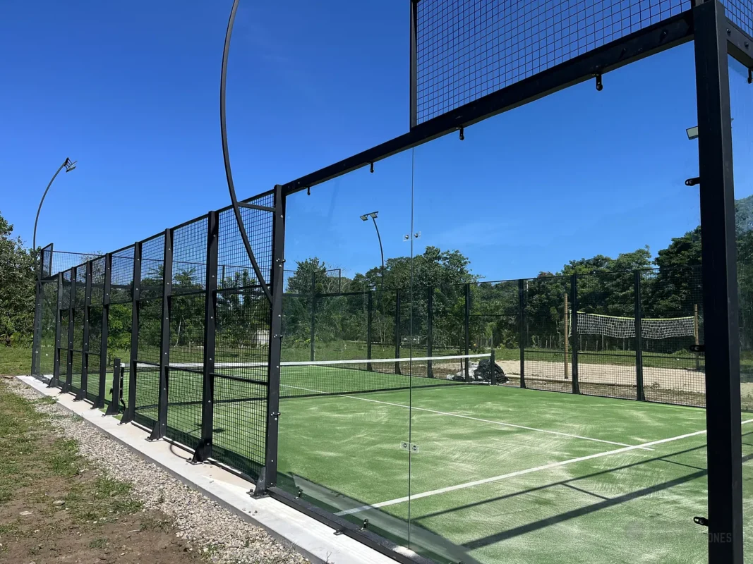 Red y postes centrales de la cancha de pádel de Soleo Palomino Raquet Club en Palomino (2 de 3)