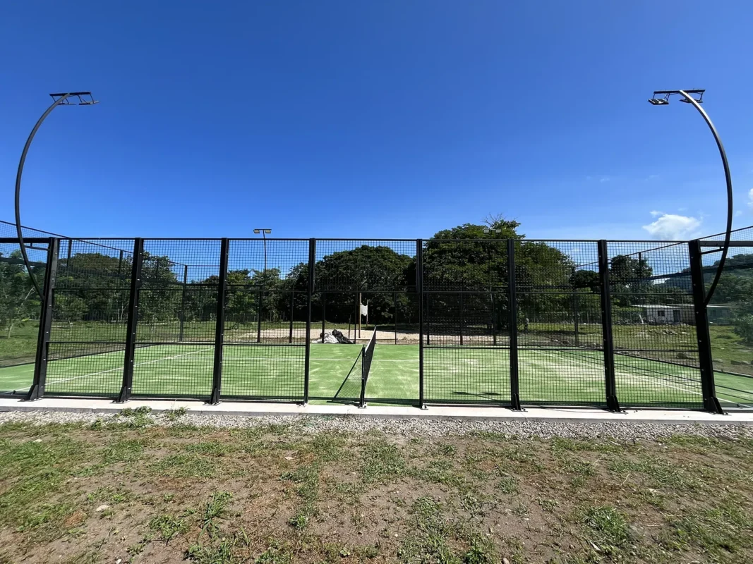 Vista en diagonal de la cancha de pádel de Soleo Palomino Raquet Club en Palomino (2 de 3)