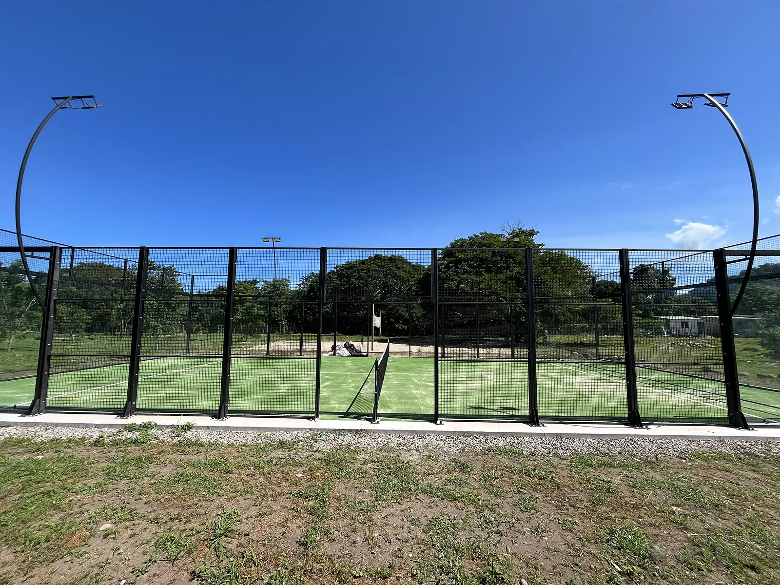 Vista en diagonal de la cancha de pádel de Soleo Palomino Raquet Club en Palomino