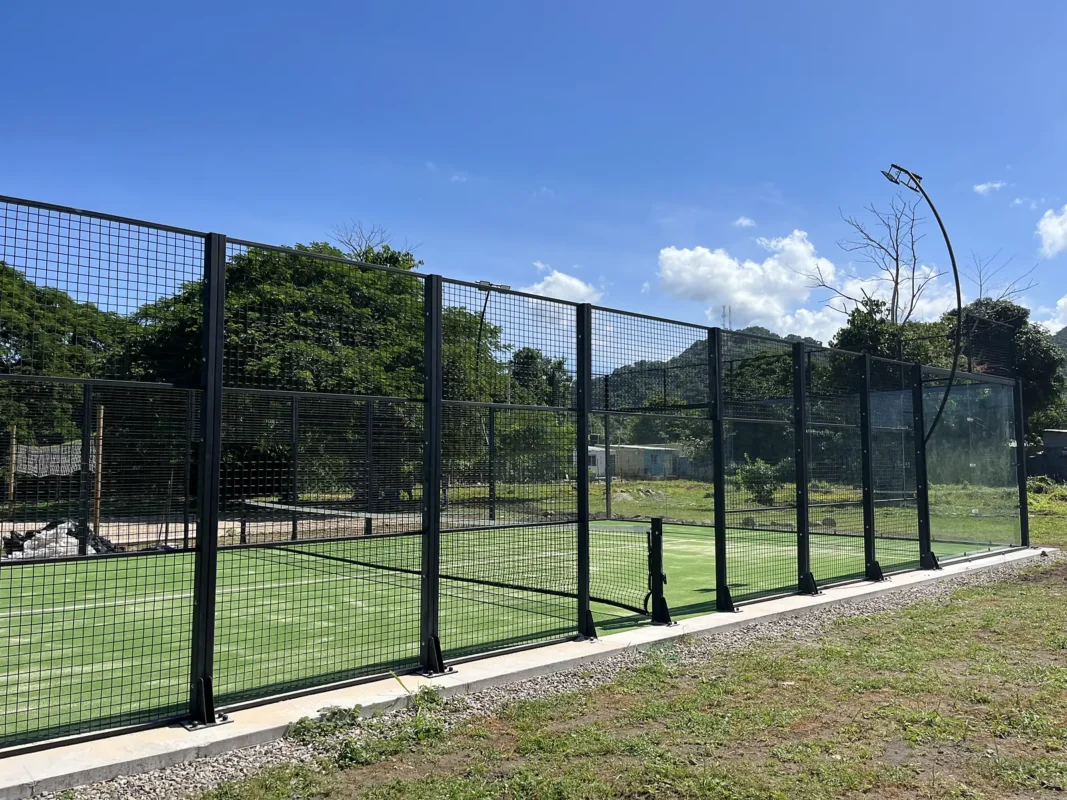 Perfilería y esquina estructural de la cancha de pádel de Soleo Palomino Raquet Club en Palomino (2 de 3)