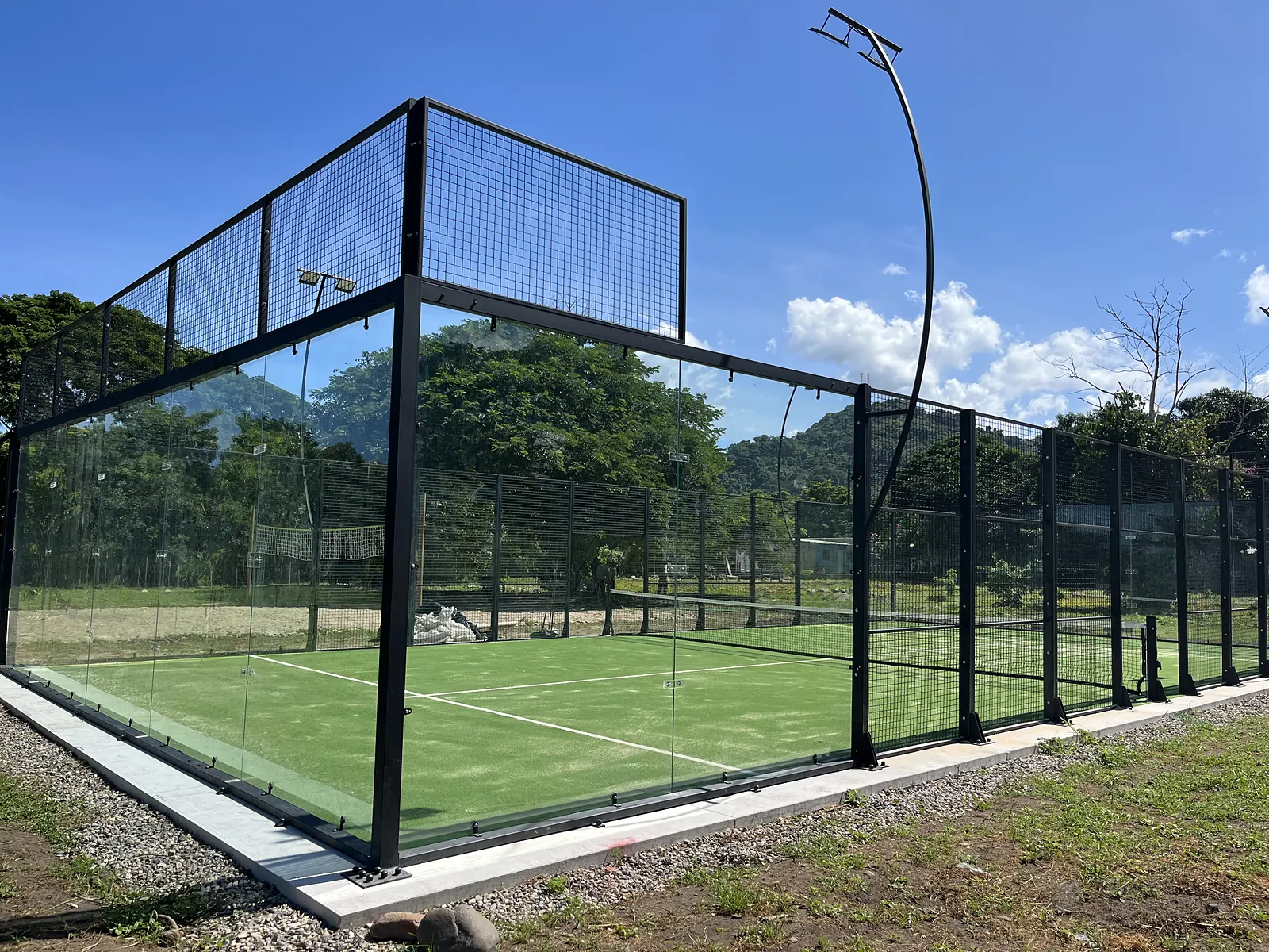 Fondo de vidrio templado de la cancha de pádel de Soleo Palomino Raquet Club en Palomino