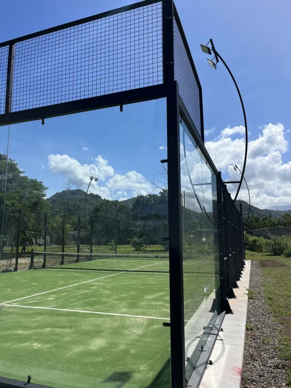 Vista general de la cancha de pádel de Soleo Palomino Raquet Club en Palomino (2 de 2)