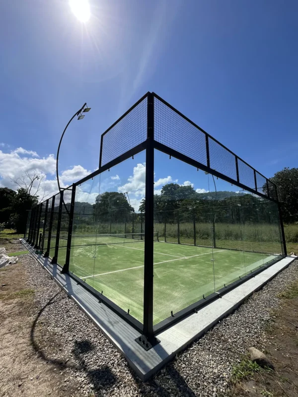 Estructura metálica y malla perimetral de la cancha de pádel de Soleo Palomino Raquet Club en Palomino (2 de 2)