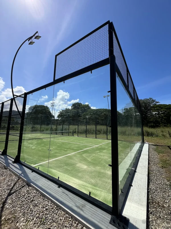 Césped sintético y líneas de juego de la cancha de pádel de Soleo Palomino Raquet Club en Palomino (2 de 2)