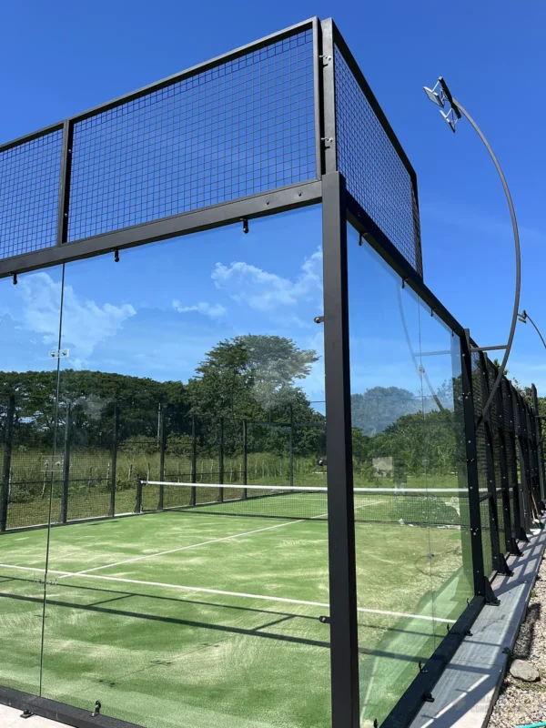 Vista en diagonal de la cancha de pádel de Soleo Palomino Raquet Club en Palomino (3 de 3)