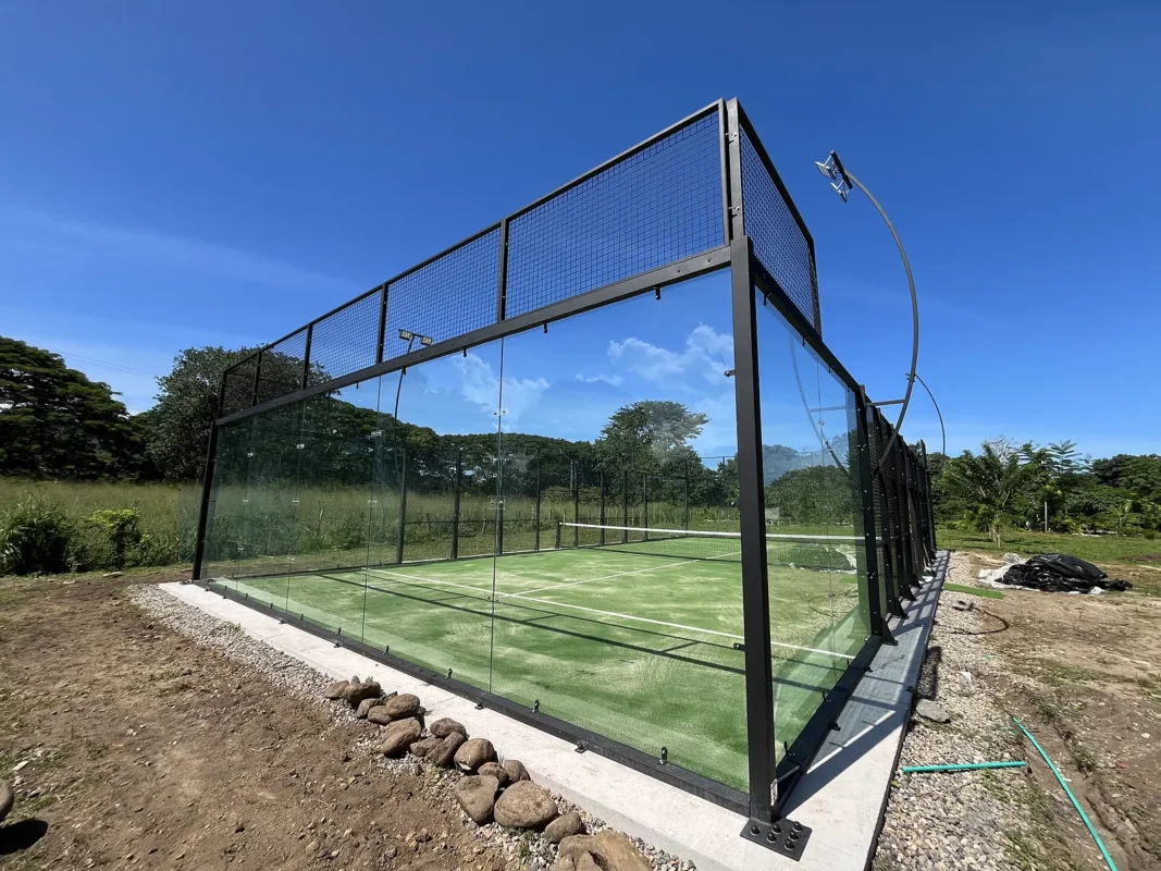 Perfilería y esquina estructural de la cancha de pádel de Soleo Palomino Raquet Club en Palomino (3 de 3)