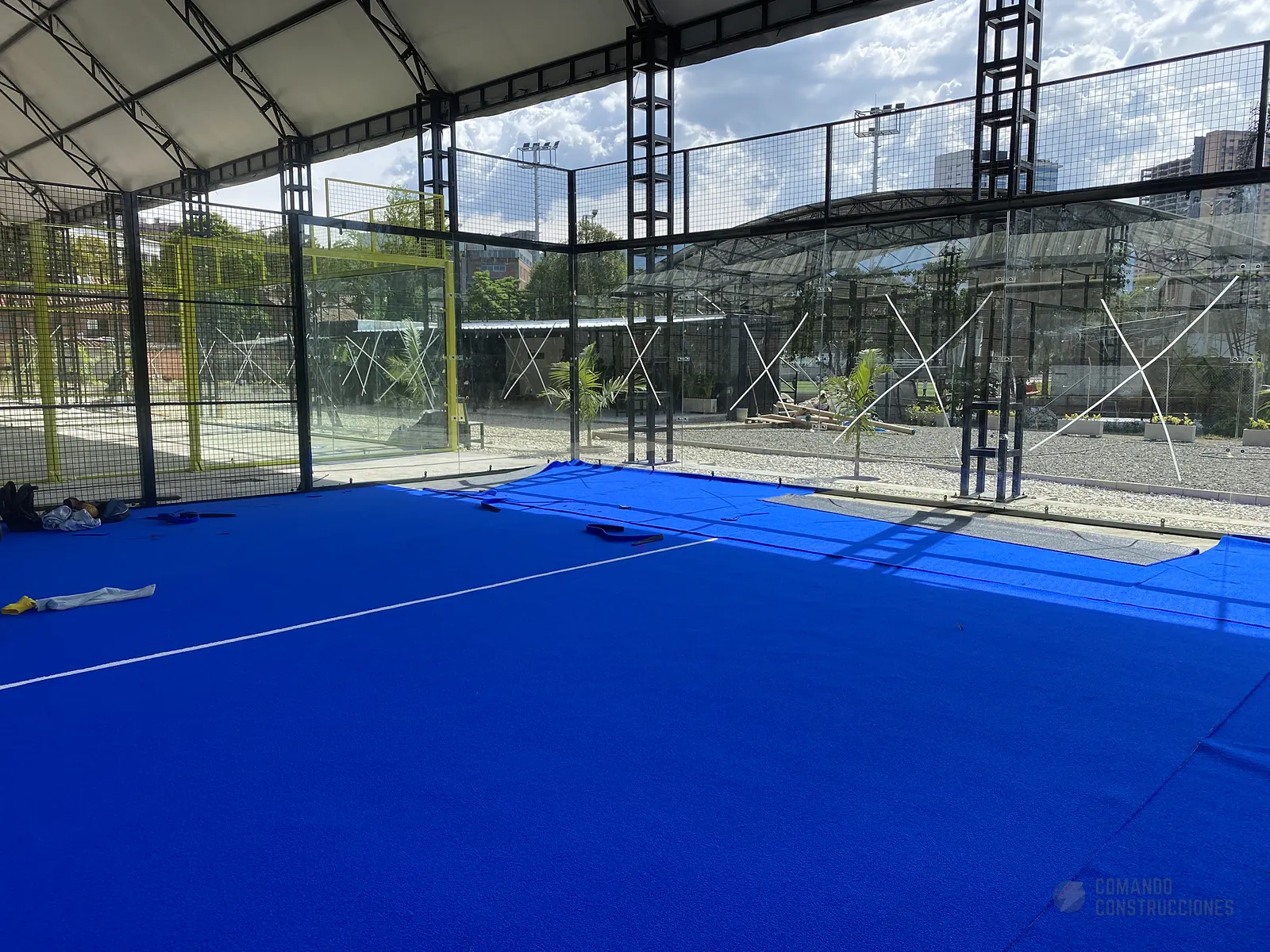 Extendido de césped sintético en una cancha de pádel