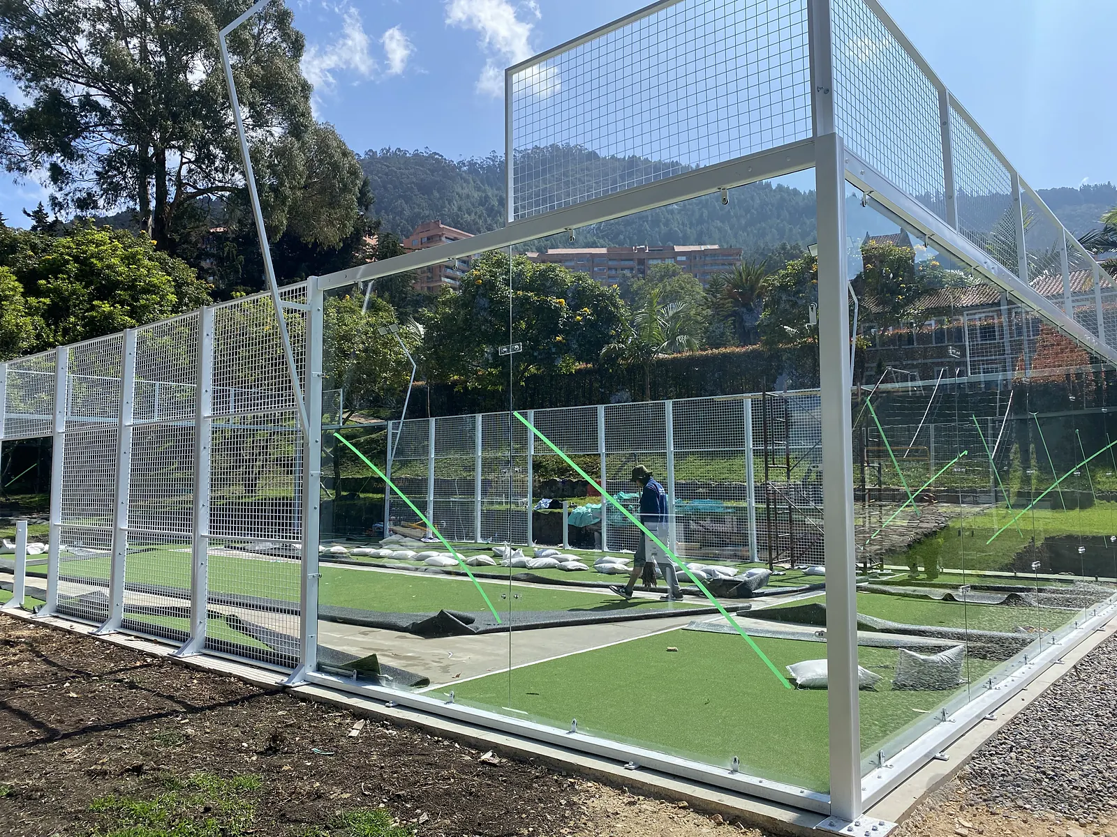 Líneas de juego sobre el césped sintético de una cancha de pádel